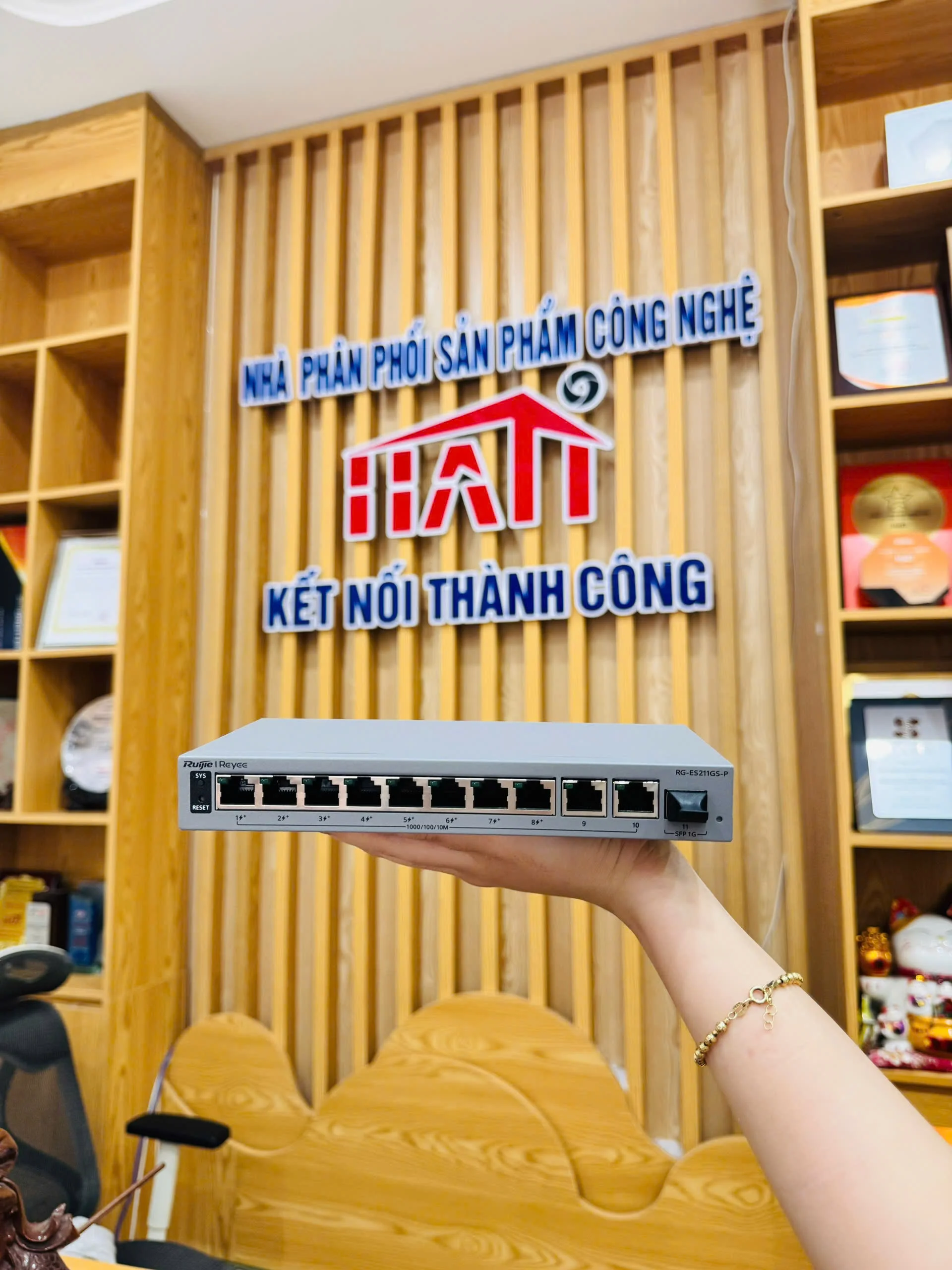 Switch PoE Ruijie Reyee RG-ES211GS-P chính hãng