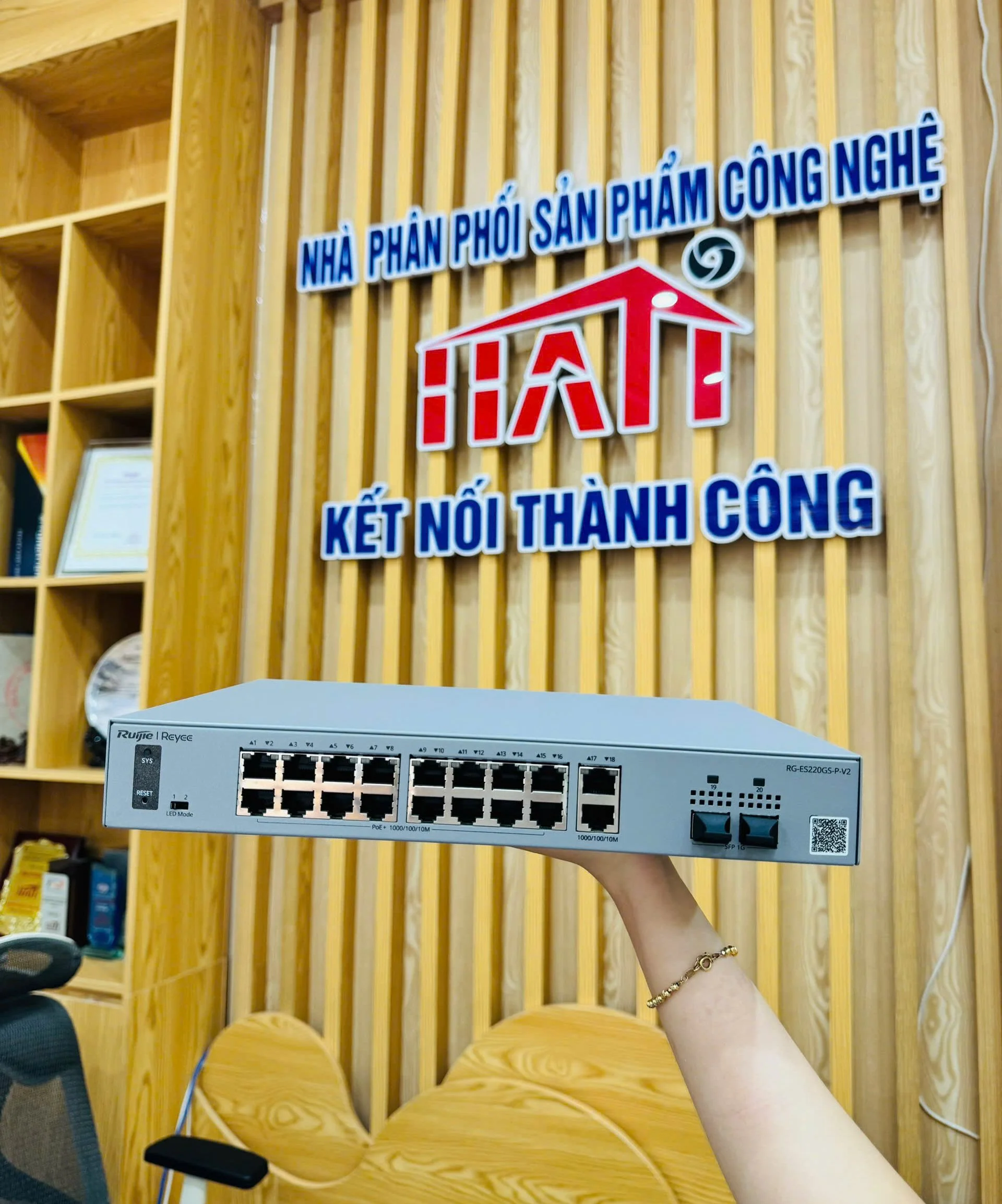 Switch PoE Ruijie Reyee RG-ES220GS-P-V2 chính hãng